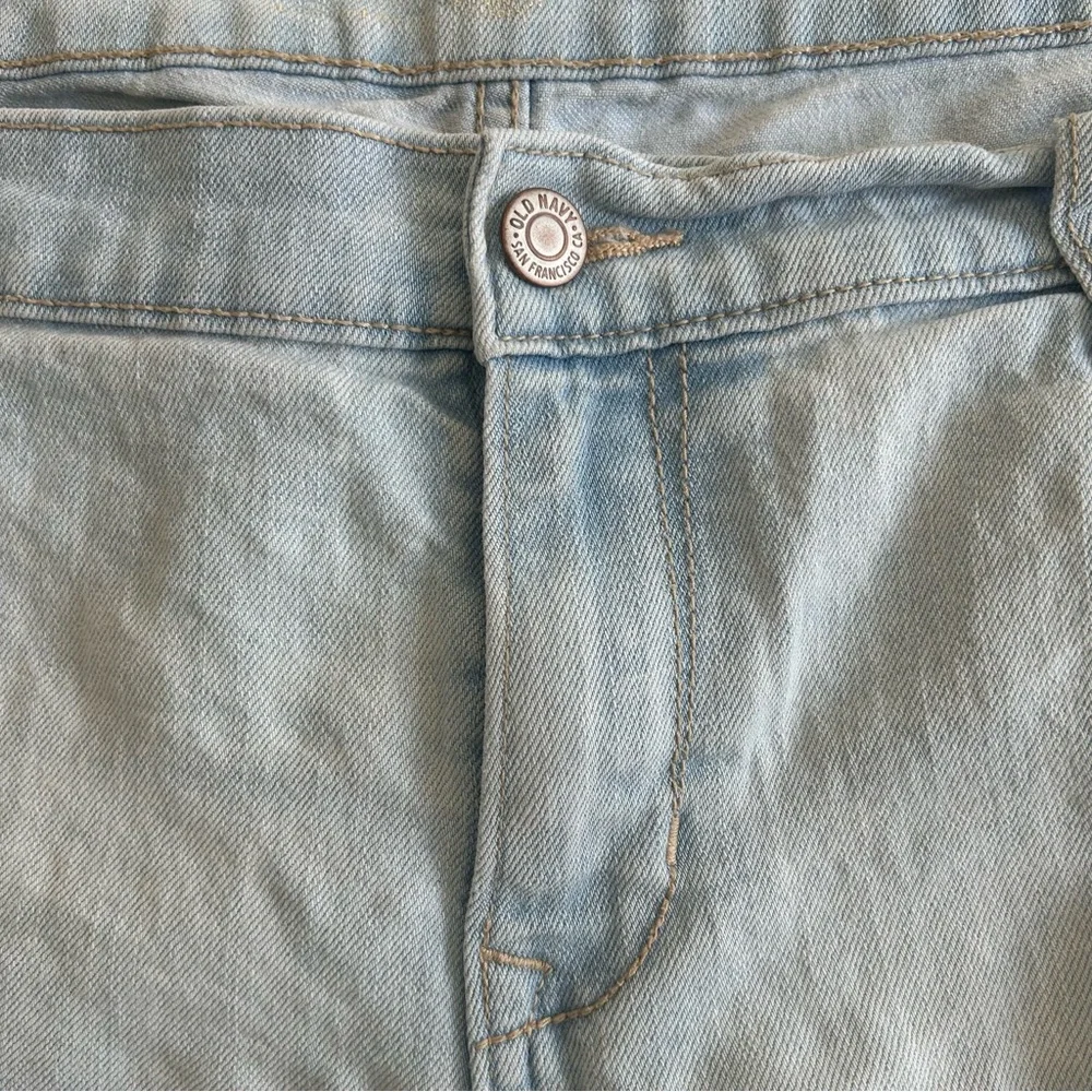 Women’s Old Navy Light Wash  Blue Jean Shorts. Size 16 - Picture 3 of 5